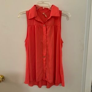 Coral sleeveless button up. Size small in great condition.